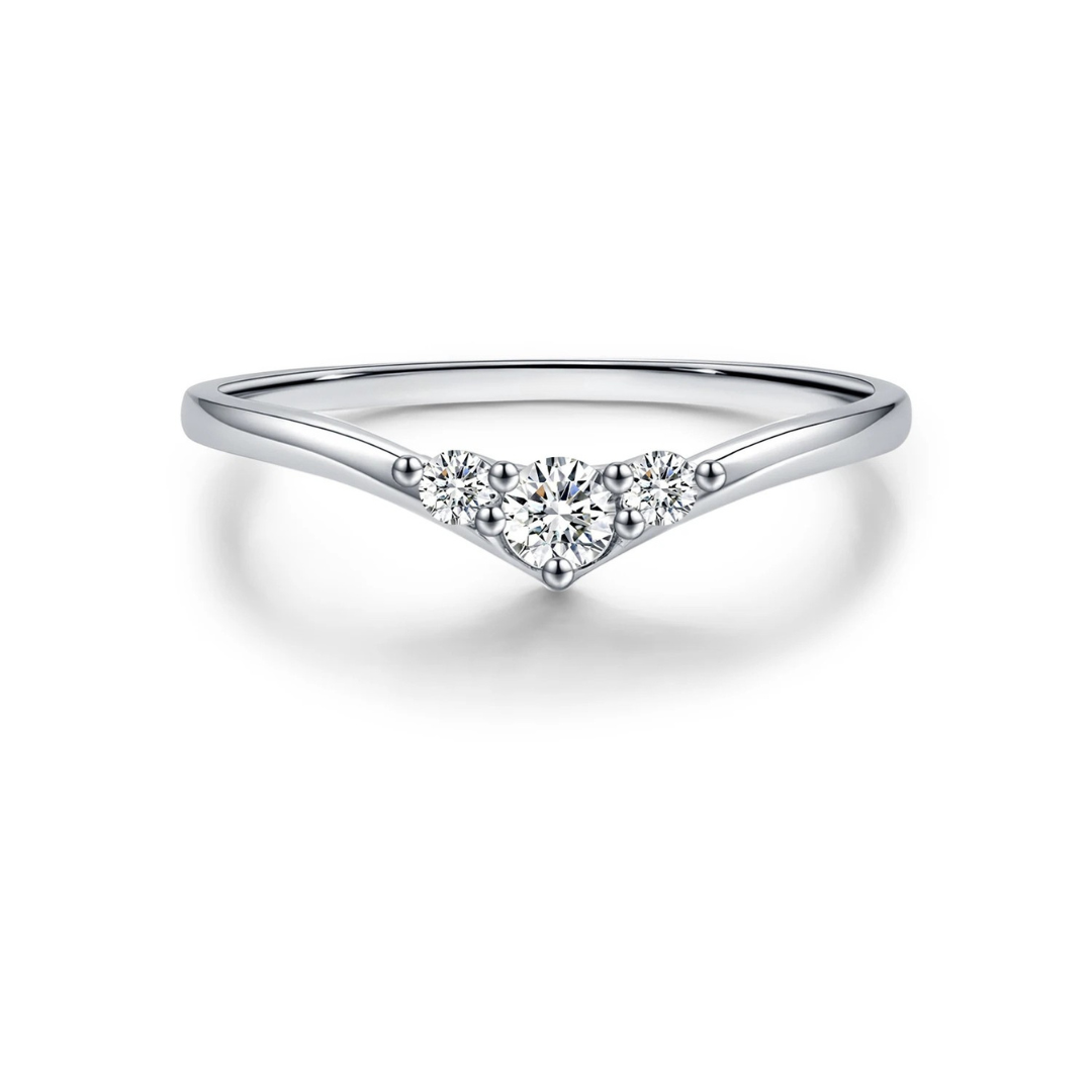  Prata 925 com banho de ouro branco 18k
Pedra: Moissanite - 1.0 ct (quilate).
Ocasião: Compromisso, noivado e Presente inesquecível. 