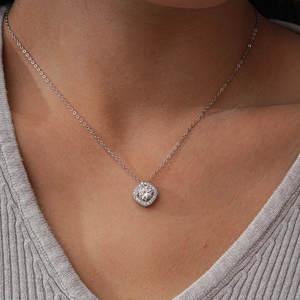 Platina banhada ouro branco 18k.
Pedra: Moissanita 1,0 ct (quilate).