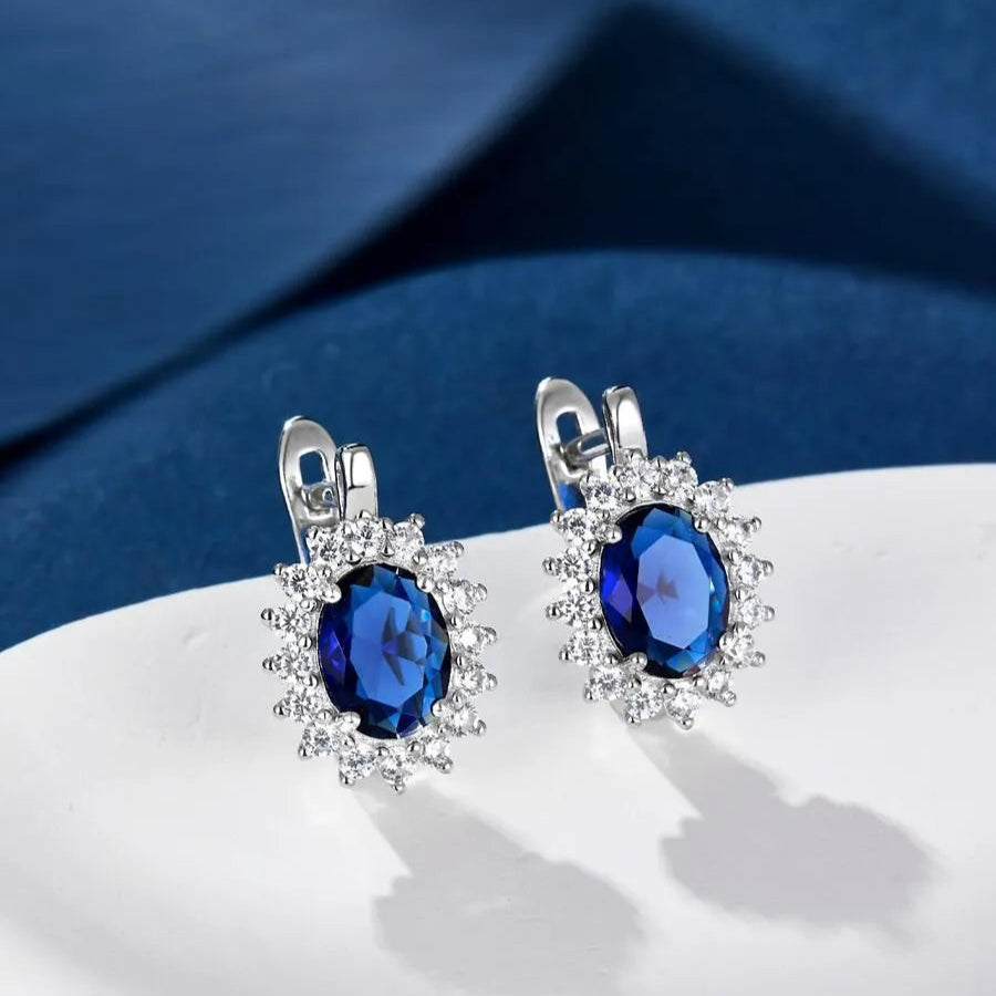  Prata 925 banhada em platina.
Pedra: Zircônia azul e pequenas zircônias brancas. 