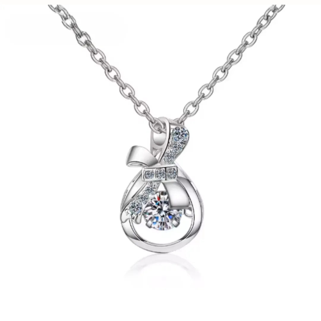 Platina banhada ouro branco 18k.
Pedra: Moissanita 1,0 ct (quilate).