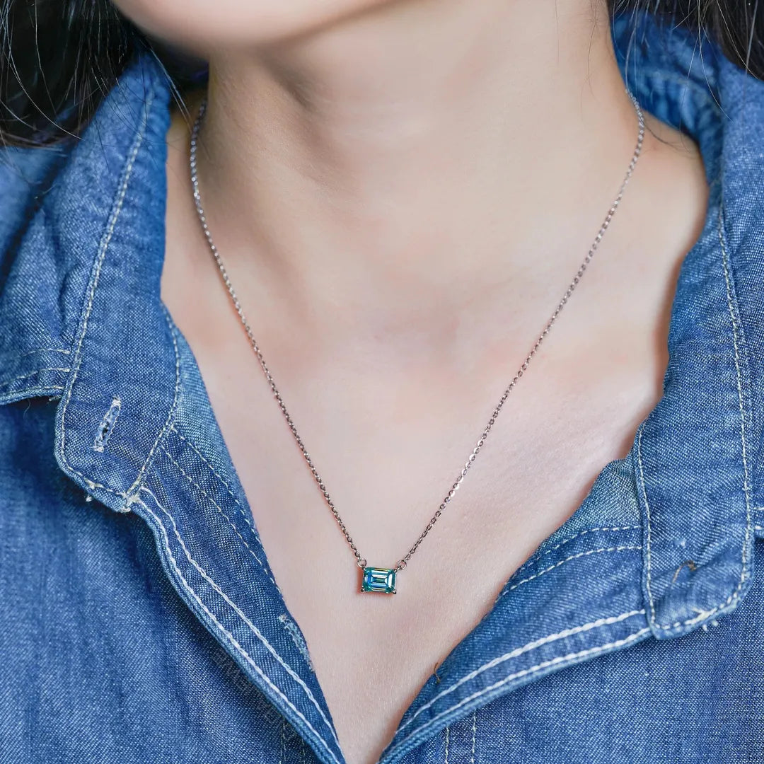 Prata 925 banhada ouro branco 18k.
Pedra: Moissanita ciano 2,0 ct (quilates).