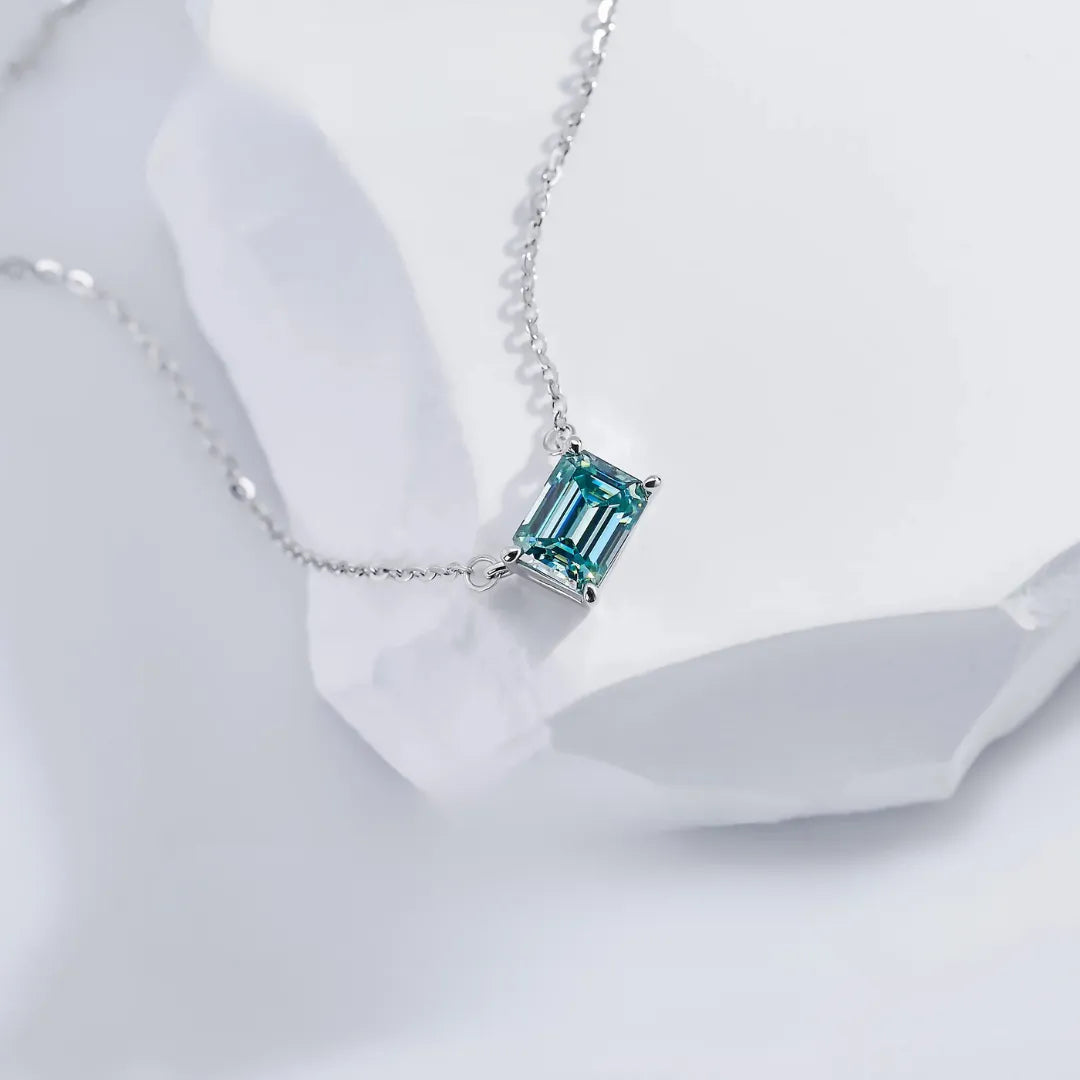 Prata 925 banhada ouro branco 18k.
Pedra: Moissanita ciano 2,0 ct (quilates).